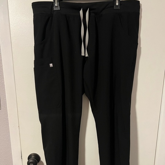 FIGS XL Black Kade Cargo Scrub Pant - Picture 2 of 4